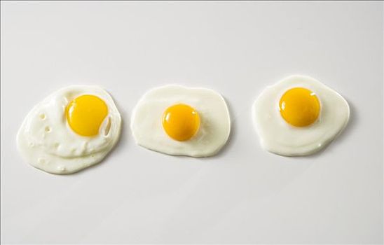 三个,煎鸡蛋,白色背景
