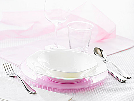餐具摆放,粉色,白色,盘子