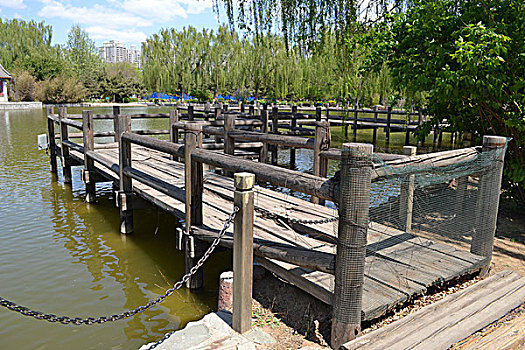废弃木桥