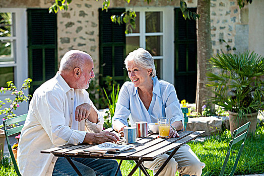 老年,夫妻,坐,花园,咖啡杯,桌上