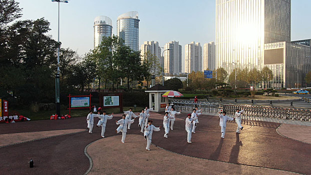 山东省日照市,市民早起晨练打太极拳,强身健体成公园里的一道风景