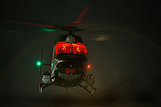 直升机照片晚上图片