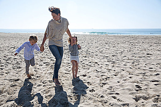 母亲,握手,儿子,女儿,新港海滩,加利福尼亚,美国