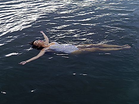 俯拍,女人,漂浮,躺着,水中,伸展胳膊,仰视