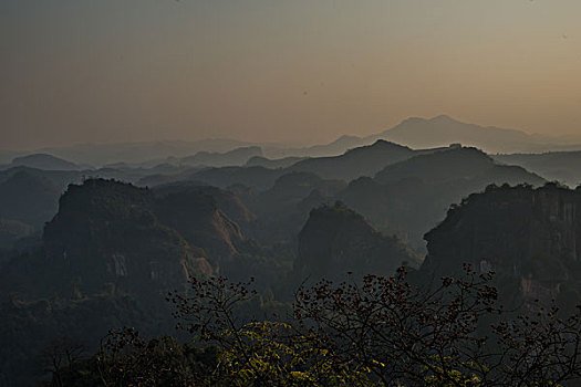 山,丹霞,太阳,蓝天,大气,山脉,驴友,旅行,地质公园,丹霞地貌,灌木,树,草,水潭,素材,平面设计