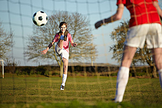 女孩,踢,足球,球,进球