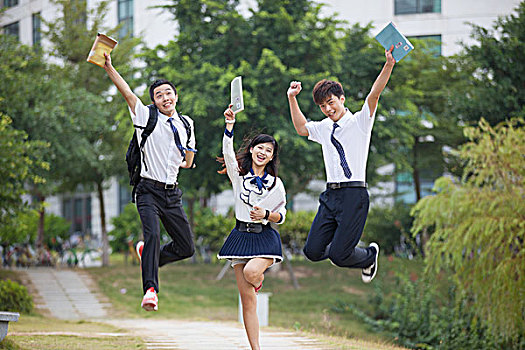 三个大学生在校园跳跃