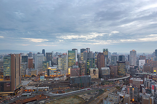 日本大阪梅田区黄昏时分城市天际线与城市夜景