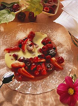 红莓,奶油,香草沙司,盘子