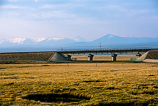 草原雪山