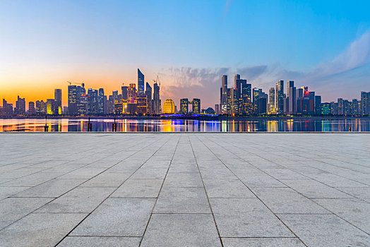 公路天际线和建筑景观夜景