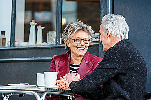 浪漫,老年,夫妻,握手,街边咖啡厅