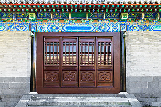 中国山东省蓬莱戚继光纪念馆中式建筑彩绘红色隔扇门