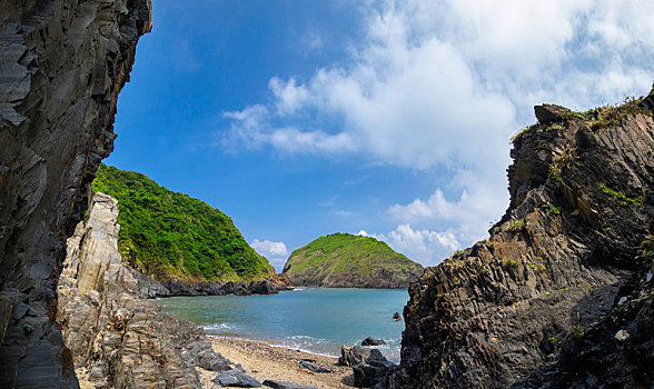 大自然的岩石与碧海蓝天的美丽海湾