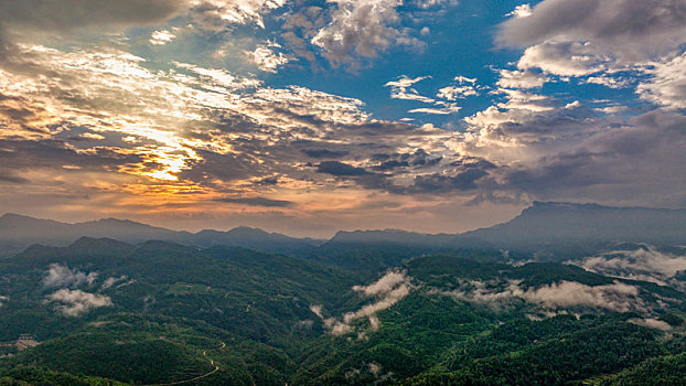 重庆酉阳,西边日落东边雨,山色空蒙景亦奇