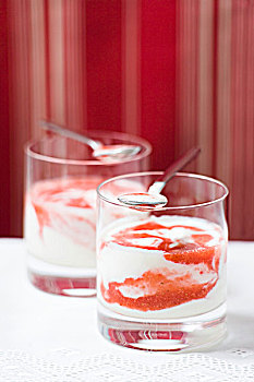 两个,玻璃杯,酸奶,草莓