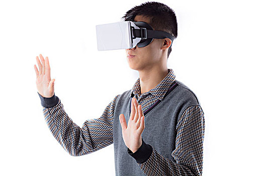 兴奋的人通过耳机vr体验虚拟现实和接触的东西与他的手在白色背景孤立