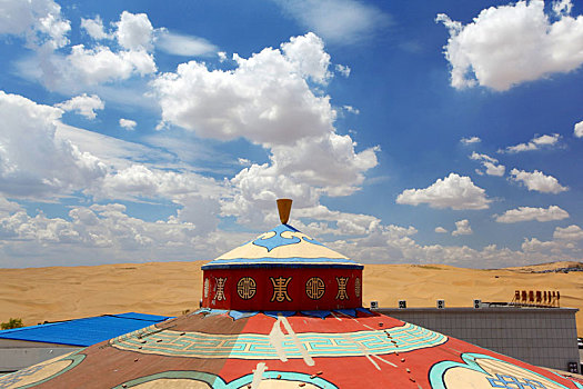 沙漠中的蒙古包
