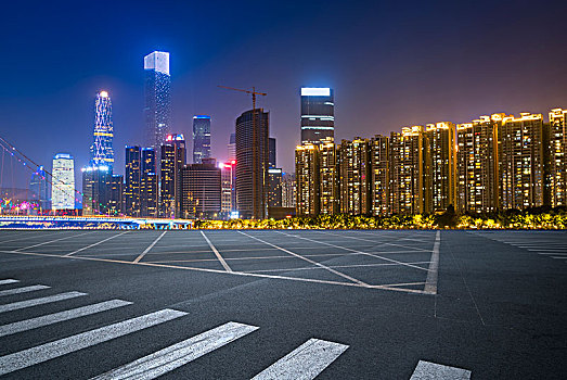 城市广场道路和广州建筑夜景