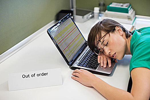 职业女性,睡觉,笔记本电脑