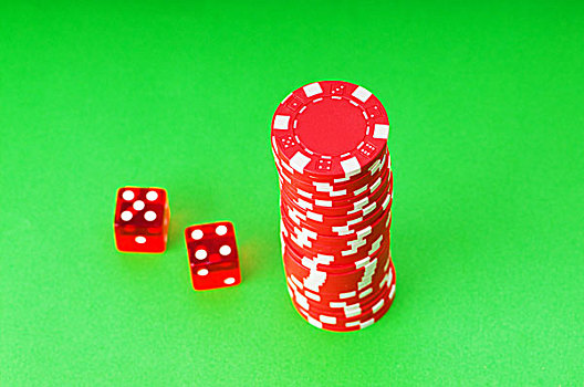 赌场,筹码,骰子,绿色背景
