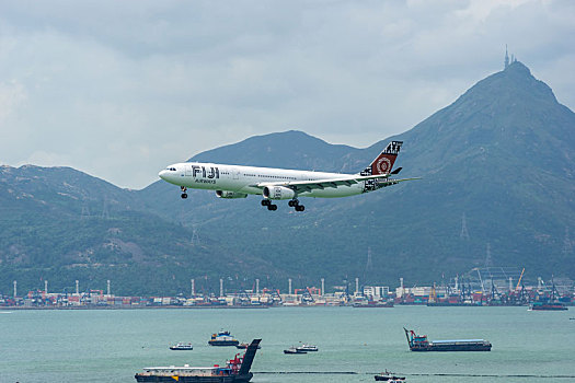 一架斐济航空的客机正降落在香港国际机场