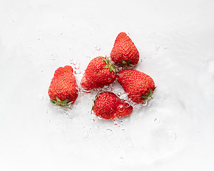 水中清洗的新鲜草莓