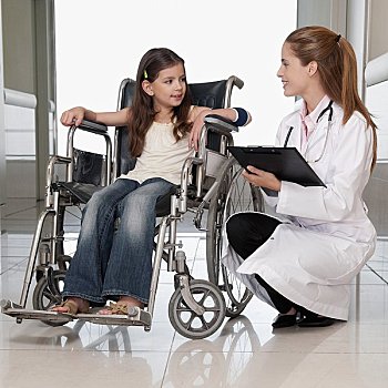 女医生,病人,轮椅