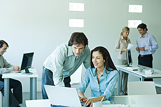 商务人士,职业女性,办公室,使用笔记本,电脑,同伴,背景
