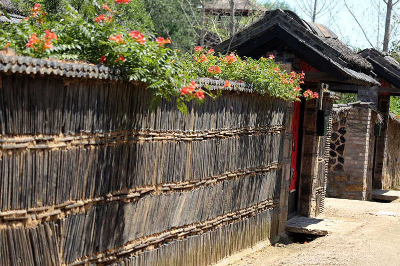 木篱笆海草房古色古香_这个民宿带你穿越到50年前_高清图片_全景视觉