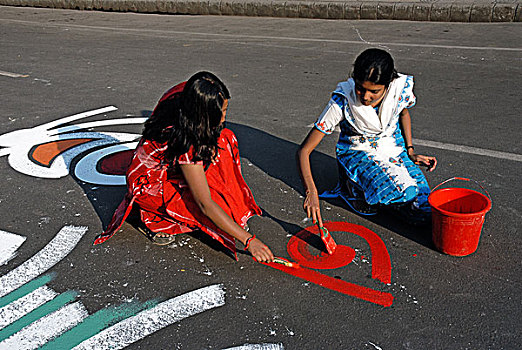 学生,艺术,涂绘,彩色,造型,途中,正面,纪念建筑,钟点,国际,语言文字,白天,二月,2007年,达卡,孟加拉
