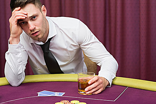 男人,靠着,纸牌,桌子,喝,威士忌,赌场