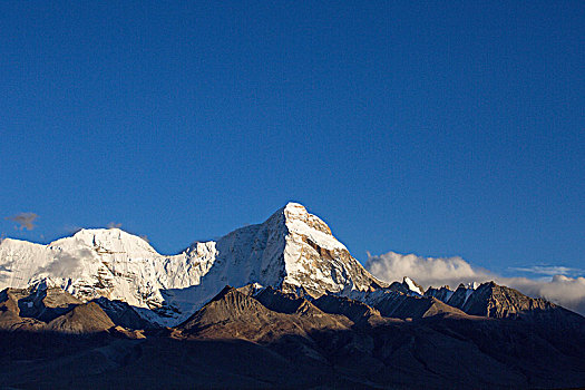 雪山和满月