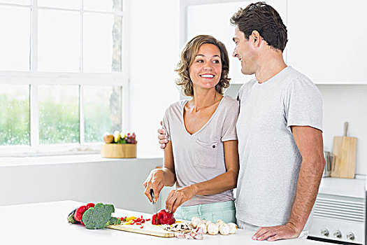 丈夫,搂抱,妻子,蔬菜,厨房