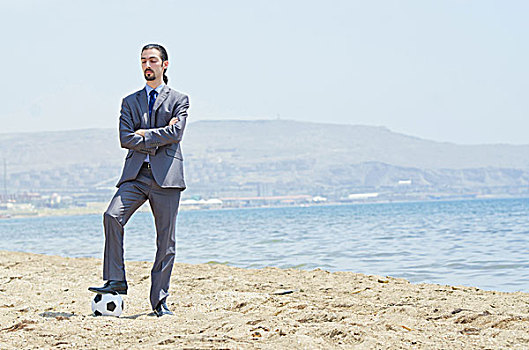 商务人士,足球,海滩
