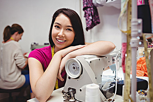 女性,裁缝,靠着,缝纫机,头像,微笑,工作室