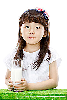 穿白裙子拿牛奶的小女孩