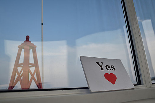 窗台上的爱心卡片