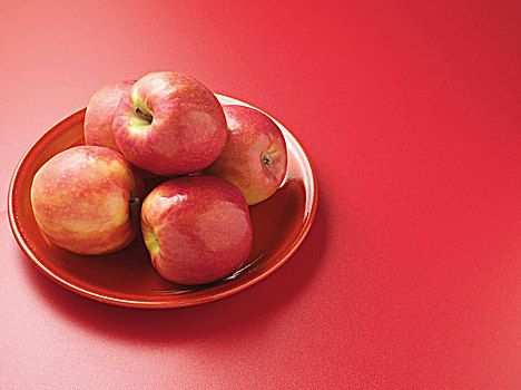 红苹果,盘子,红色背景,棚拍