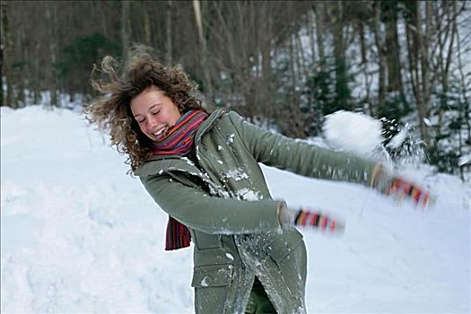 女人,打雪仗