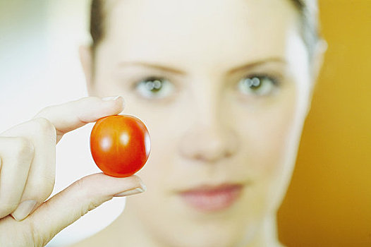 肖像,年轻,女人,拿着,西红柿