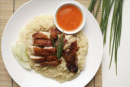 鸡肉,米饭,辣酱,侧面,白色背景,盘子