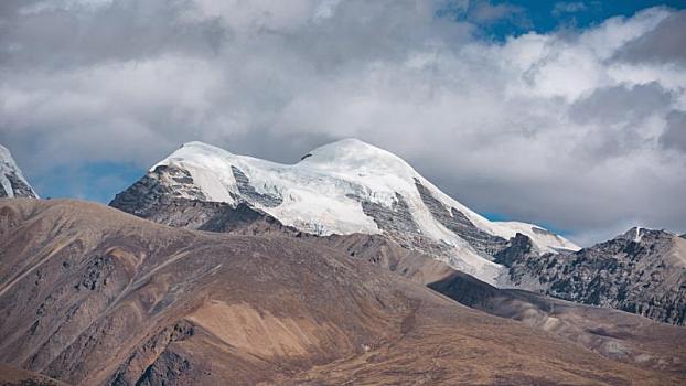 中国西藏当雄县念青唐古拉山系的雪山