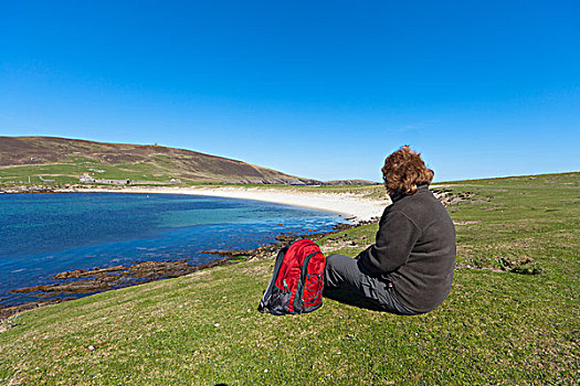 女人,坐,背包,向外看,俯视,海岸线,苏格兰
