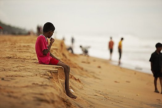 孩子,坐,海滩,特里凡得琅,喀拉拉,印度