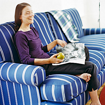 坐,女人,沙发,苹果,拿着,读,报纸