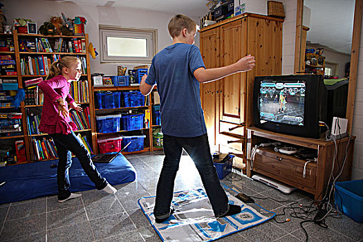 兄弟姐妹,男孩,12岁,女孩,10岁,老,玩,跳舞,游戏,游戏机,房间,一起