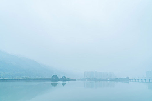 晨雾中的青衣江