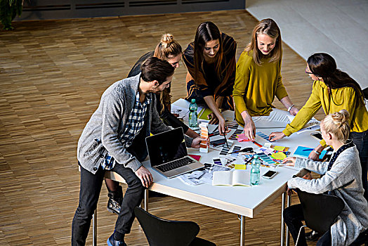 团队,男性,女性,设计师,讨论,色板,设计室,桌子