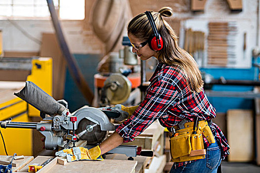 女性,木匠,切,厚木板,电锯,工作间
